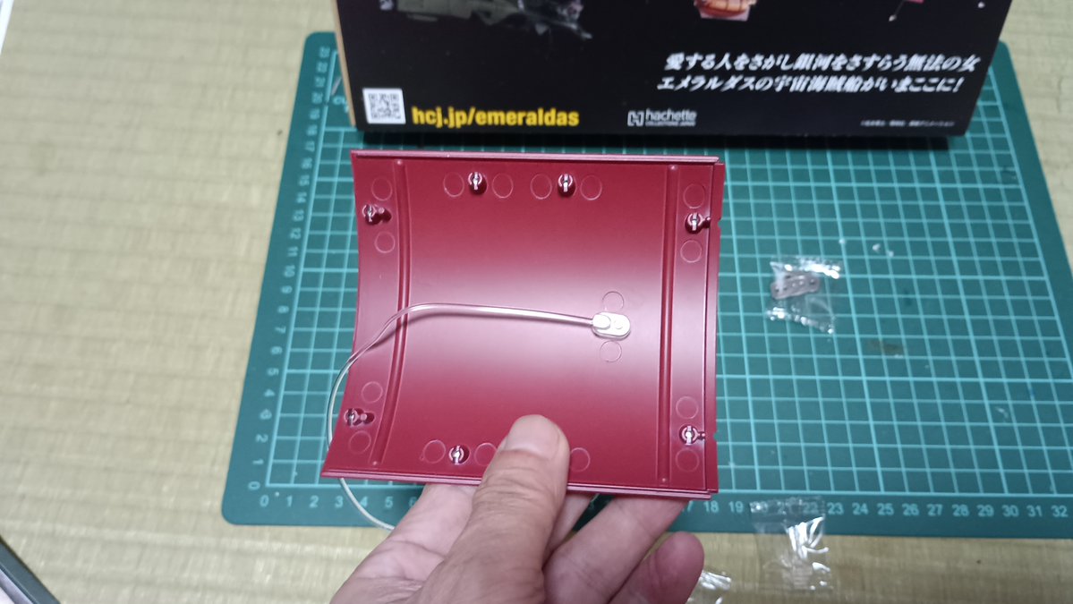 crystal719bon's tweet photo. クイーン・エメラルダス号の162号の組み立てです。今号は艦底の組み立てですが、LEDの交換の指示がありました。発光テストは問題なかったです。なので交換はしません。本体に付けて今回は完成。次回は来週です。#クイーン・エメラルダス号 https://t.co/N8WM0etA7j
