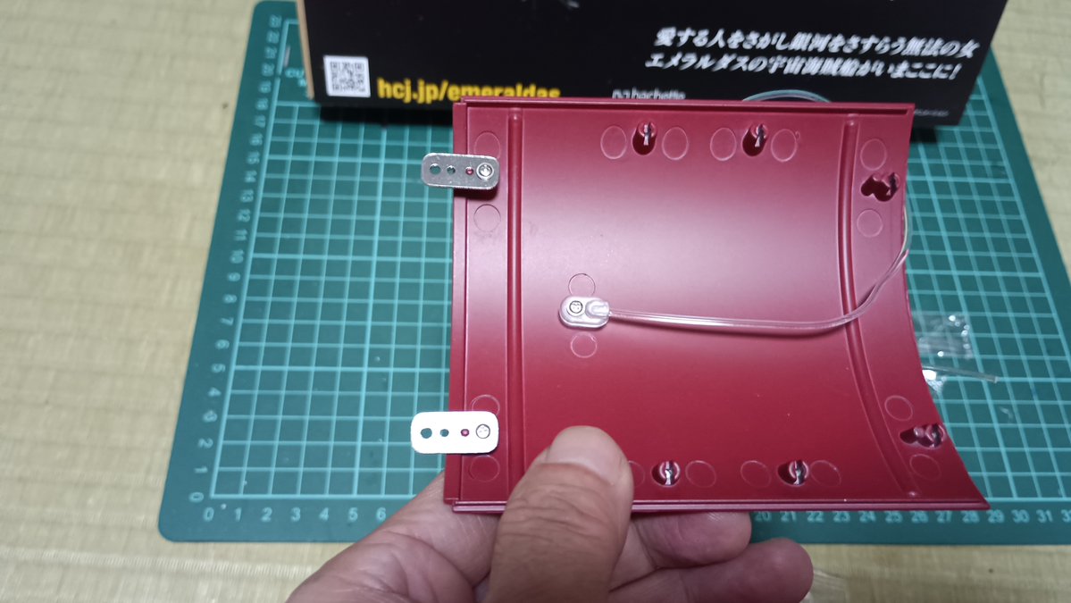 crystal719bon's tweet photo. クイーン・エメラルダス号の162号の組み立てです。今号は艦底の組み立てですが、LEDの交換の指示がありました。発光テストは問題なかったです。なので交換はしません。本体に付けて今回は完成。次回は来週です。#クイーン・エメラルダス号 https://t.co/N8WM0etA7j