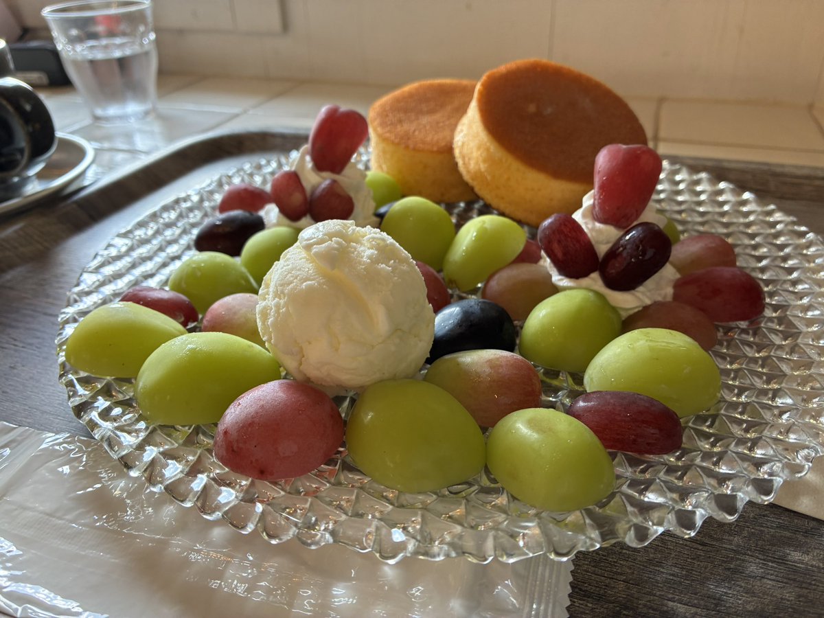 gingakotetsu's tweet photo. 茂原にプチツーリング。
友達の農園カフェで9種の葡萄のパンケーキをいただきました。
美味しかった☺️
＃浦部農園
＃くろいちごcafe https://t.co/1hnvs3B6NZ