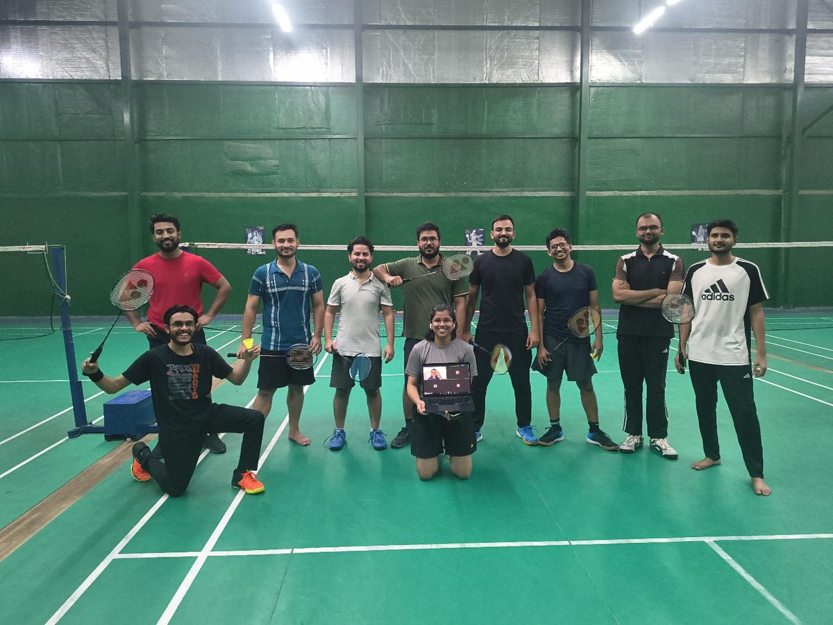 Shivanidv's tweet photo. *PAF सिर्फ़ एक संस्था नहीं, पूरा जीवन है। ❤️*

ये तस्वीरें रात के 1:30 बजे बैडमिंटन कोर्ट पर ली गई हैं। हम सभी संस्था के IT डिपार्टमेंट में काम करते हैं। दिन में जमकर काम करते हैं और जिस दिन सत्र नहीं होता, उस दिन रात के 11–12 बजे के बाद एक-दो घंटे जमकर बैडमिंटन खेलते हैं।

हमारे साथ हमारे सीनियर्स भी खेलते हैं। ���न तस्वीरों में IT डिपार्टमेंट के सीनियर्स भी हैं। उन्होंने ही हमें काम के बाद खेलने के लिए प्रेरित किया। वरना हमारे पास तो हमेशा यही बहाना होता था कि खेलने-कूदने के लिए समय ही नहीं मिलता। ��िर उन्होंने हमें दिखाया कि काम के साथ खेलना कैसे संभव है।

जिस दिन सत्र नहीं होता था, उस दिन रात के 12–1 बजे का समय अक्सर रील्स देखने में ही बीत जाता था। लेकिन अब रात में एक-दो घंटे जमकर बैडमिंटन खेलता हूँ और थककर रात के 1:30–2 बजे तक सो जाता हूँ।

सीनियर्स दिन में हमें टास्क देकर चुनौती देते हैं और रात में हाथों में रैकेट थमाकर अपने साथ खेलने के लिए उतार देते हैं। और इस दौरान बार-बार एक बात समझाते हैं—देखो, अपनी कमियों को पहचानो। काम में जो गलतियाँ करते हो, वही गलतियाँ तुम्हारे खेल में भी दिखाई देती हैं। काम और खेल अलग-अलग नहीं हैं।

मैंने भी यह ऑब्ज़र्व किया है कि जो काम में अच्छा कर रहा है, उसका खेल भी बेहतर होता जा रहा है। और जो काम में जैसा है, उसका खेल भी कहीं-न-कहीं वैसा ही दिखाई देता है।

यहाँ के सीनियर्स कभी ऐसा व्यवहार नहीं करते कि हम तुम्हारे लीड या मैनेजर हैं और तुम जूनियर्स हो, इसलि��� हम तुम पर धौंस जमाकर रखेंगे।

इसके उलट, यहाँ सीनियर्स पर एक बहुत बड़ी ज़िम्मेदारी होती है—अपने साथ काम करने वाले लोगों को निरंतर ऊपर उठाते रहना। सिर्फ़ काम में ही नहीं, बल्कि जीवन के हर पहल�� में।

और मैं देख रहा हूँ कि वे अपनी यह ज़िम्मेदारी बख़ूबी निभा रहे हैं। कमी शायद हमारी तरफ़ है। हम ही अपने स्वार्थ के कारण ख़ुद को छोटा बनाए रखना चाहते हैं, क्योंकि बड़ा होने के साथ ज़िम्मेदारियाँ भी बढ़ती हैं और हम उन ज़िम्मेदारियों से बचना चाहते हैं।

लिखने और बताने के लिए बहुत कुछ है, लेकिन अब सुबह के चार बजने वाले हैं। अगर सब कुछ लिखने बैठ गया, तो सुबह के सात-आठ बज जाएँगे। और हाँ, सुबह ऑफिस ��ी जाना है! 😄

*जीवन क्या होता है, यह सिखाने के लिए आचार्य जी और संस्था को जितना धन्यवाद दूँ, उतना कम है। 🙏*

#AcharyaPrashant #Sports

Posted by Ramnaresh Ahirwar on Acharya Prashant App.

Download Now -

https://t.co/tSzPPPwFOw

@Prashant_Advait @Advait_Prashant