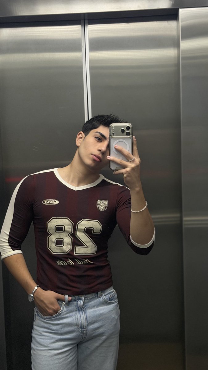 eleazarvegaa's tweet photo. Cuál foto en el espejo te gusta más? 🥵🥵 https://t.co/NzA64j5aHV