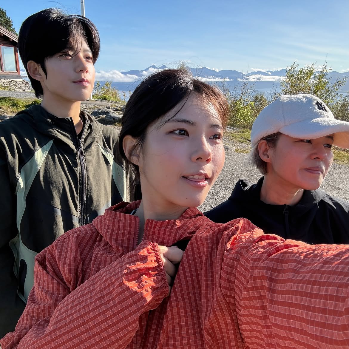 Yugyeoong's tweet photo. Poses with friends, 🤼‍♀️ https://t.co/KCPSc7QgNB