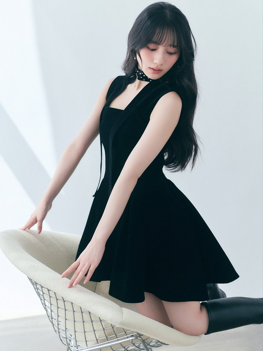 SEVENTIETWO's tweet photo. 「スナイデル（SNIDEL）」は10月9日、乃木坂46の川﨑桜を2026年のウィンターコレクションにモデルに起用したビジュアルを公開した。リボンやビジュー、ベロアなどを組み合わせたクラシックでフェミニティなコレクションがラインアップしており、冬の装いを提案する。川﨑桜はファッション雑誌「CanCam」の専属モデルやNHKの「らじらー！サンデー」のMCなど、多方面で活躍している。

#スナイデル #SNIDEL #乃木坂46 #SEVENTIETWO #セブツー