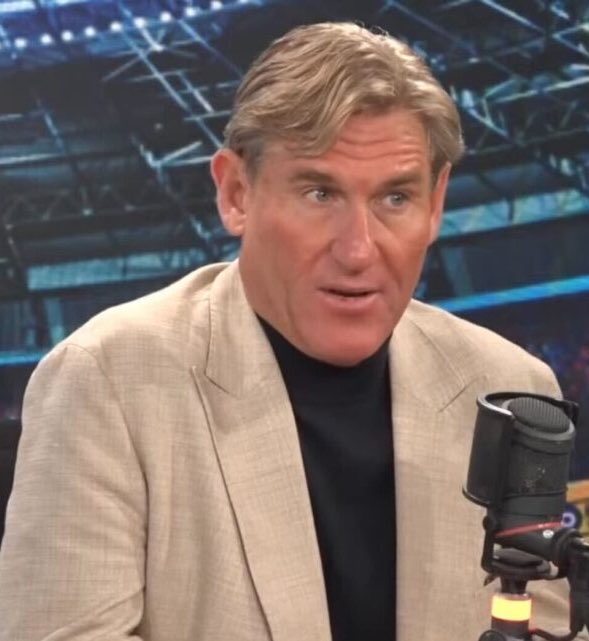 FullTime90X's tweet photo. 🚨 Simon Jordan on Cristiano Ronaldo’s comments about Botox:

🗣️ “It doesn’t suit Ronaldo to make a statement about using Botox when he himself has a face full of fillers to look younger. 😭

🗣️ “But looking young doesn’t mean you can play like a 25-year-old. He is completely washed and is dragging himself shamelessly towards 1,000 goals through penalties and tap-ins just so he can call himself the GOAT. 💀

🗣️ “In reality, the true GOAT received the best farewell from Argentina, and he will go on to score 1,000 goals before Ronaldo does.

🗣️ “You know why? Because he is still the best player in the world, and he doesn’t need to trash-talk.” 🐐🇦🇷