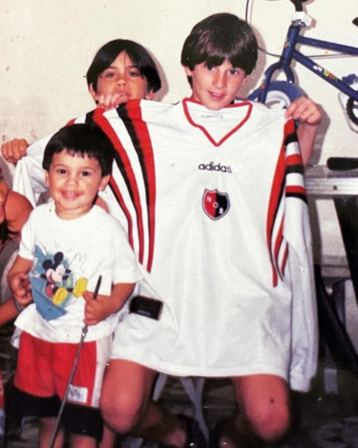 paq77794's tweet photo. @frabigol @colidistaaa Estas fotos las tiene con tu camiseta de mierda?
iba a la cancha a ver a newells de pibe. de que me estas hablando? https://t.co/pt0c7yECEd