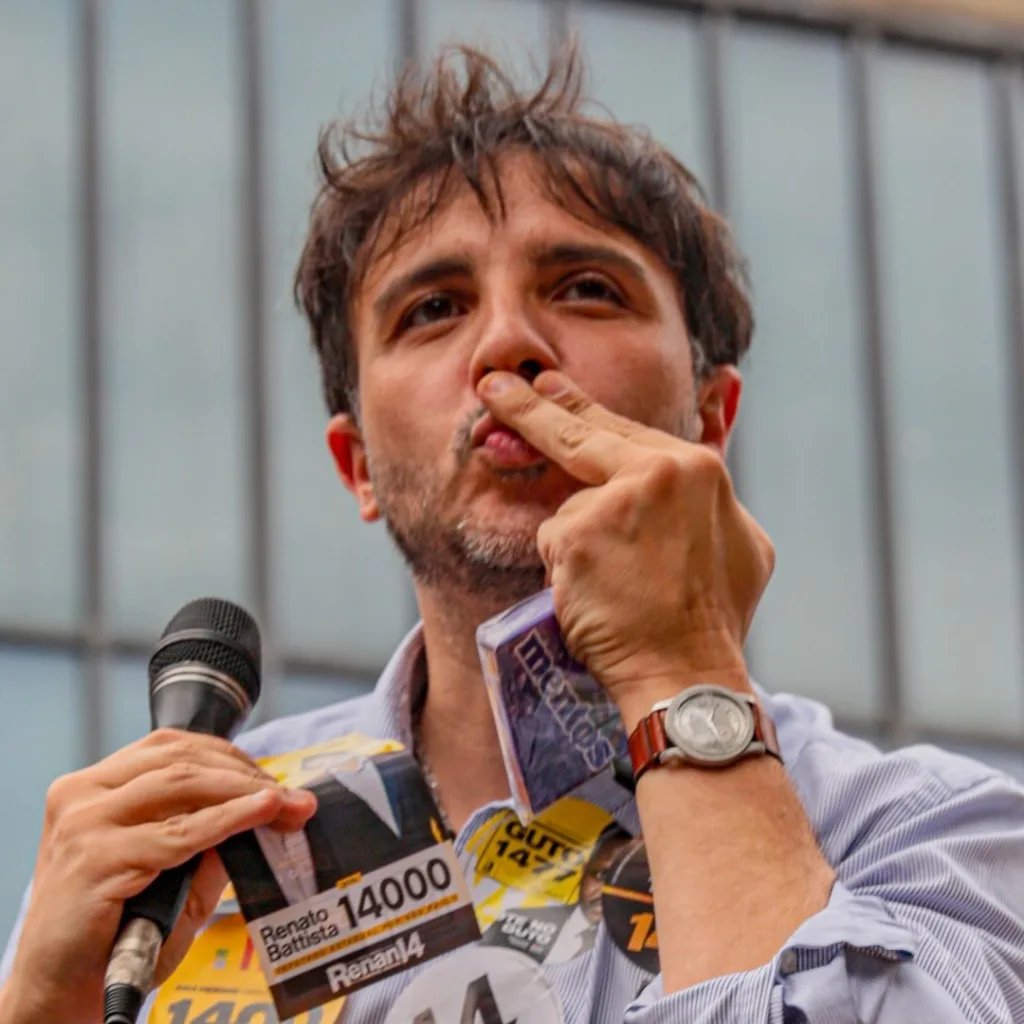 republiqueBRA's tweet photo. ✊🏻 🚩 Renan Santos diz aceitar conversar com pessoas de esquerda dispostas a rever posições que ele considera exageradas.

🗣️ “Se muitas pessoas toparem ceder em alguns pontos exagerados, tipo discurso identitário de um lado, eu converso com todo mundo.” https://t.co/aT8TFBAMX3