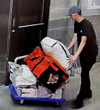 PhoenixPolice's tweet photo. Phoenix PD is asking for the public's help identifying two suspects who stole around $93,000 of high-end purses, MLB player-issued gear, collector’s shoes and multiple laptop computers from a storage unit. 

Anyone with information is asked to contact the PPD or Silent Witness. https://t.co/rvJyqNF8Gz