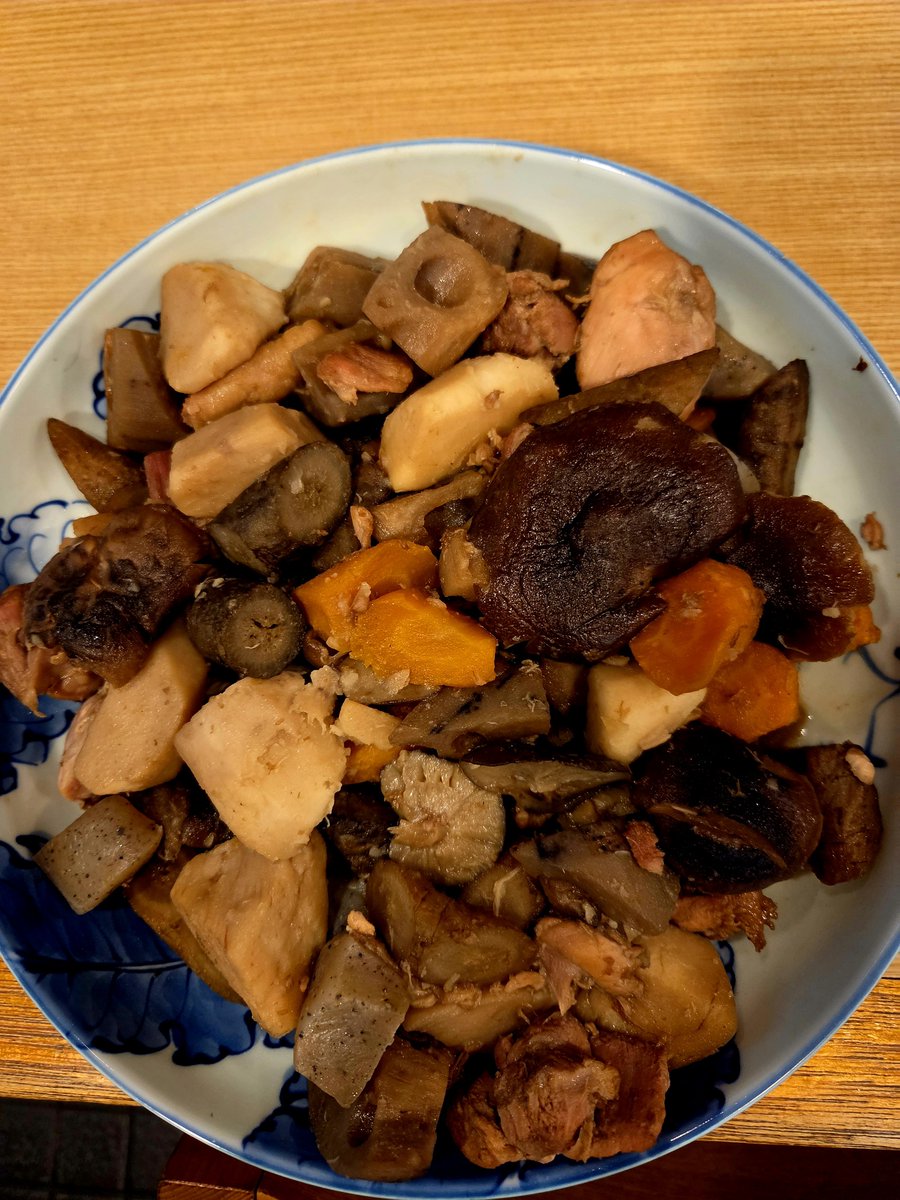 KY436580366647's tweet photo. 筑前煮、素朴な姿の中に､心までほっとする美味しさが
心温まる(笑)
#彩り豊かな筑前煮
#日本の味
#平塚市天よし❗ https://t.co/hlURQSU9Hy