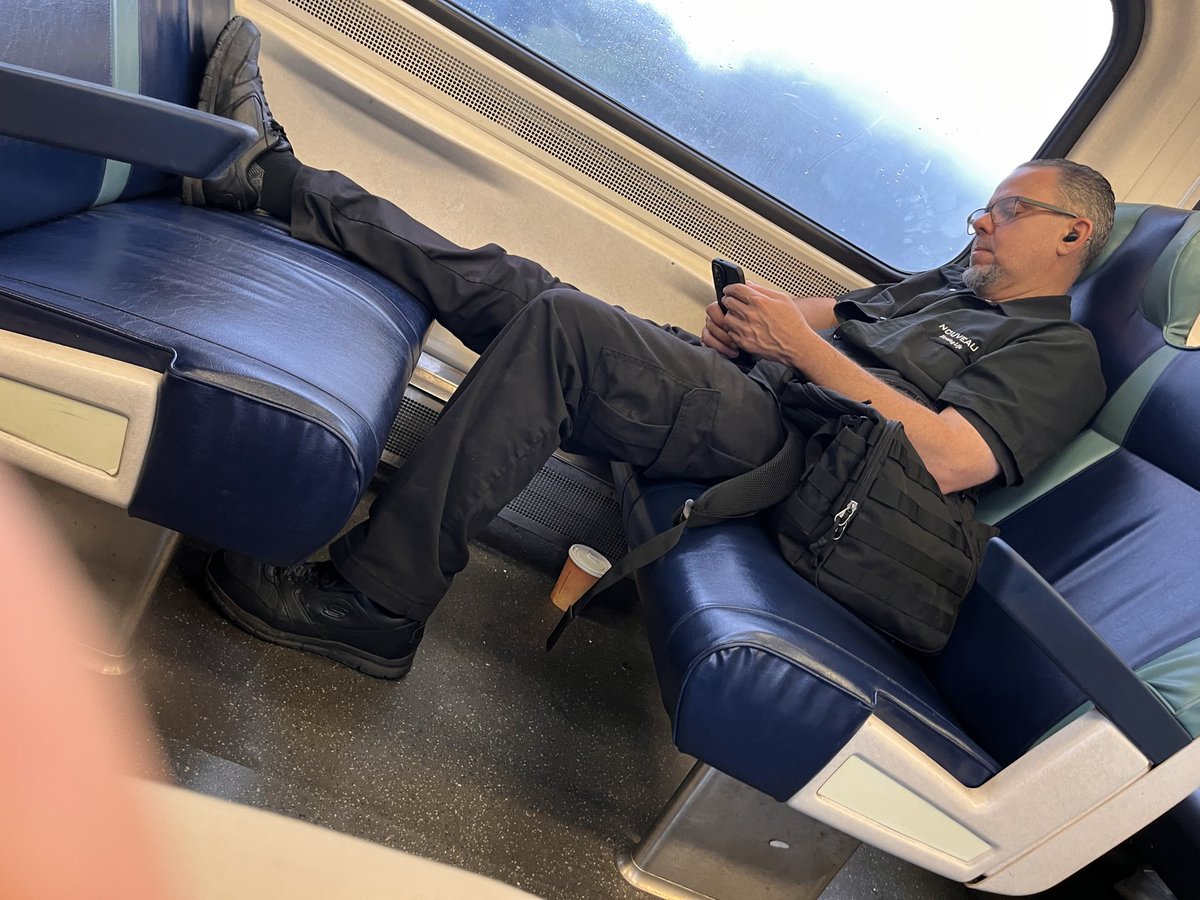 LIRRpassSuck's tweet photo. #LIRR #feetofftheseat you #filthyanimal https://t.co/mfr3Xj4tVU