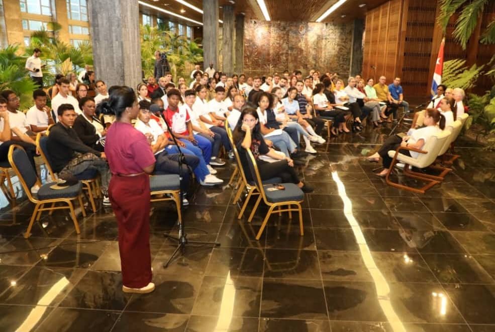 DrRobertoMOjeda's tweet photo. Sostuvimos un inspirador encuentro junto a @DiazCanelB con jóvenes de la FEEM, la FEU y la UJC, en homenaje a Ernesto Guevara de la Serna, el Guerrillero Heroico, al cumplirse 59 años de su caída en combate.

#CheVive https://t.co/62YwwINS5L