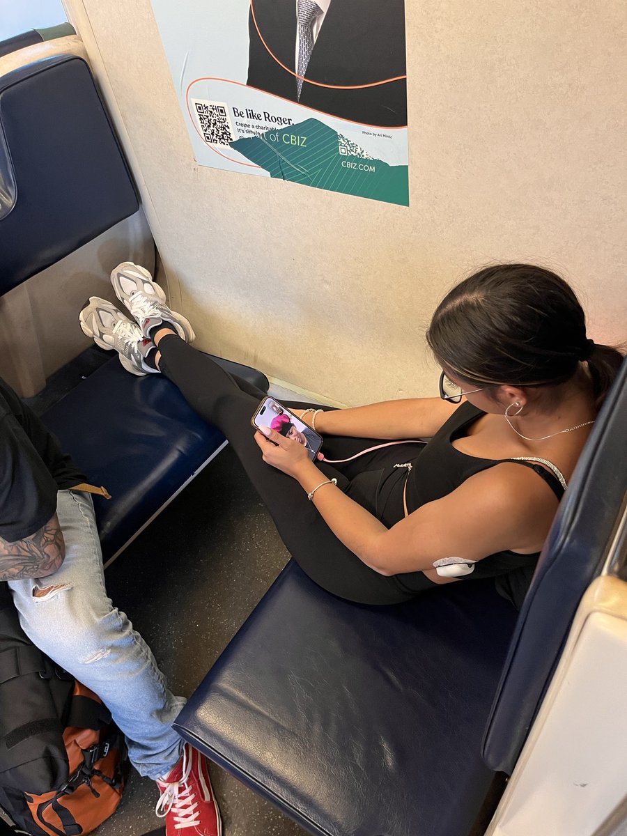 LIRRpassSuck's tweet photo. #LIRR #feetofftheseat you #filthyanimal https://t.co/DKQTY1jay6