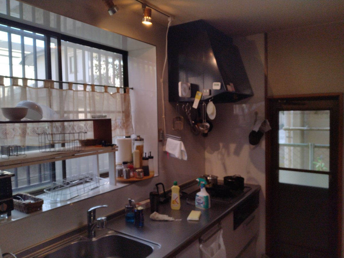 Peak_Spider's tweet photo. とにかく我が家は窓が多いので その全てを全開にして好きな料理ができるのは外気温が適温な春と秋の特権。

キッチンをピカピカにして何を作ろうかなー！ https://t.co/tcjlF5cUFL