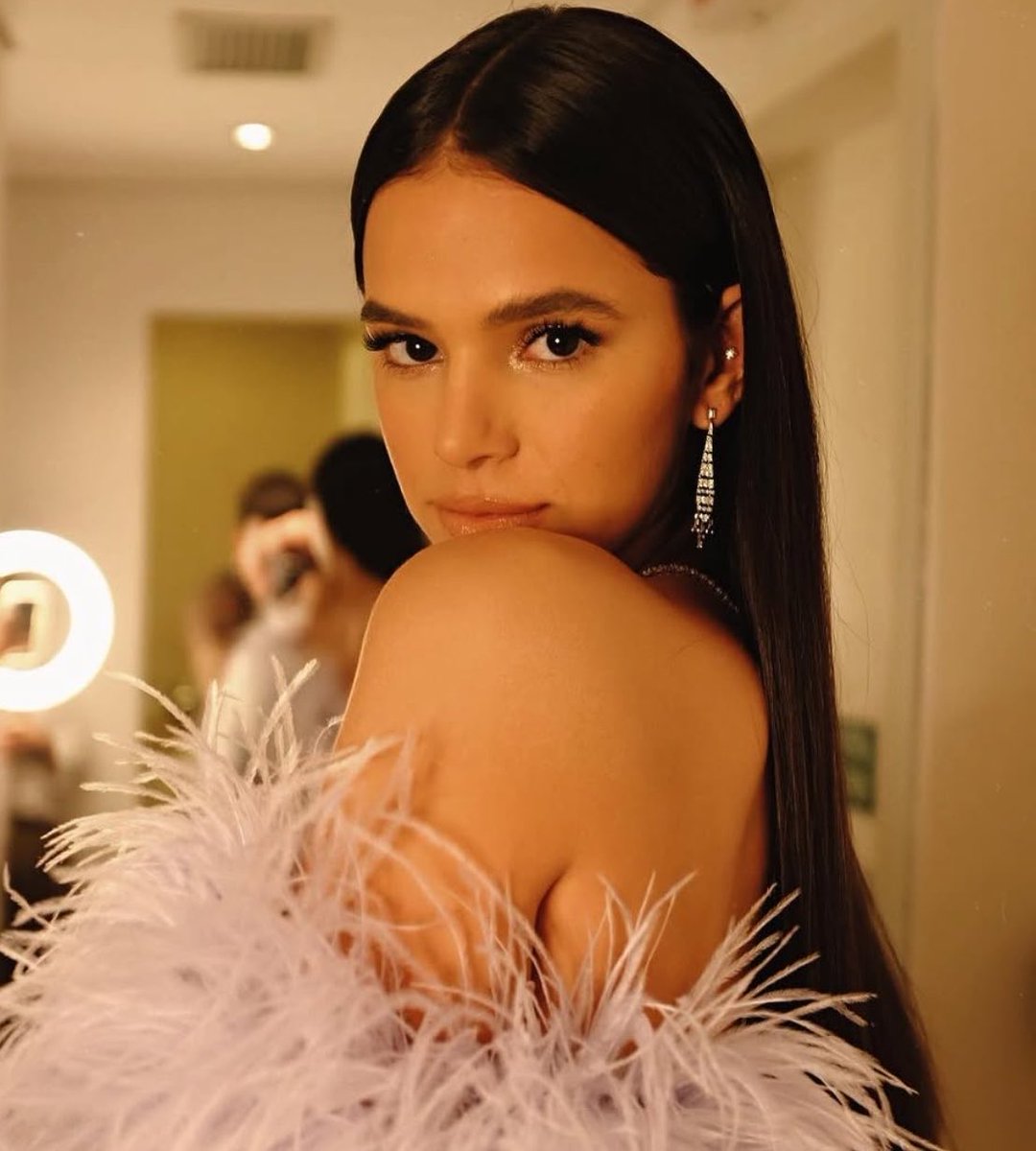 PortalBabados's tweet photo. 🚨Bruna Marquezine: “Quem estudou História sabe. Hitler foi preso por tentativa de golpe de estado. Depois, foi solto e seu partido elegeu uma grande bancada no congresso alemão. Assim mudaram a Constituição. Pois é, o resto da história alemã acho que todos lembram” https://t.co/AUsiEGzjqN