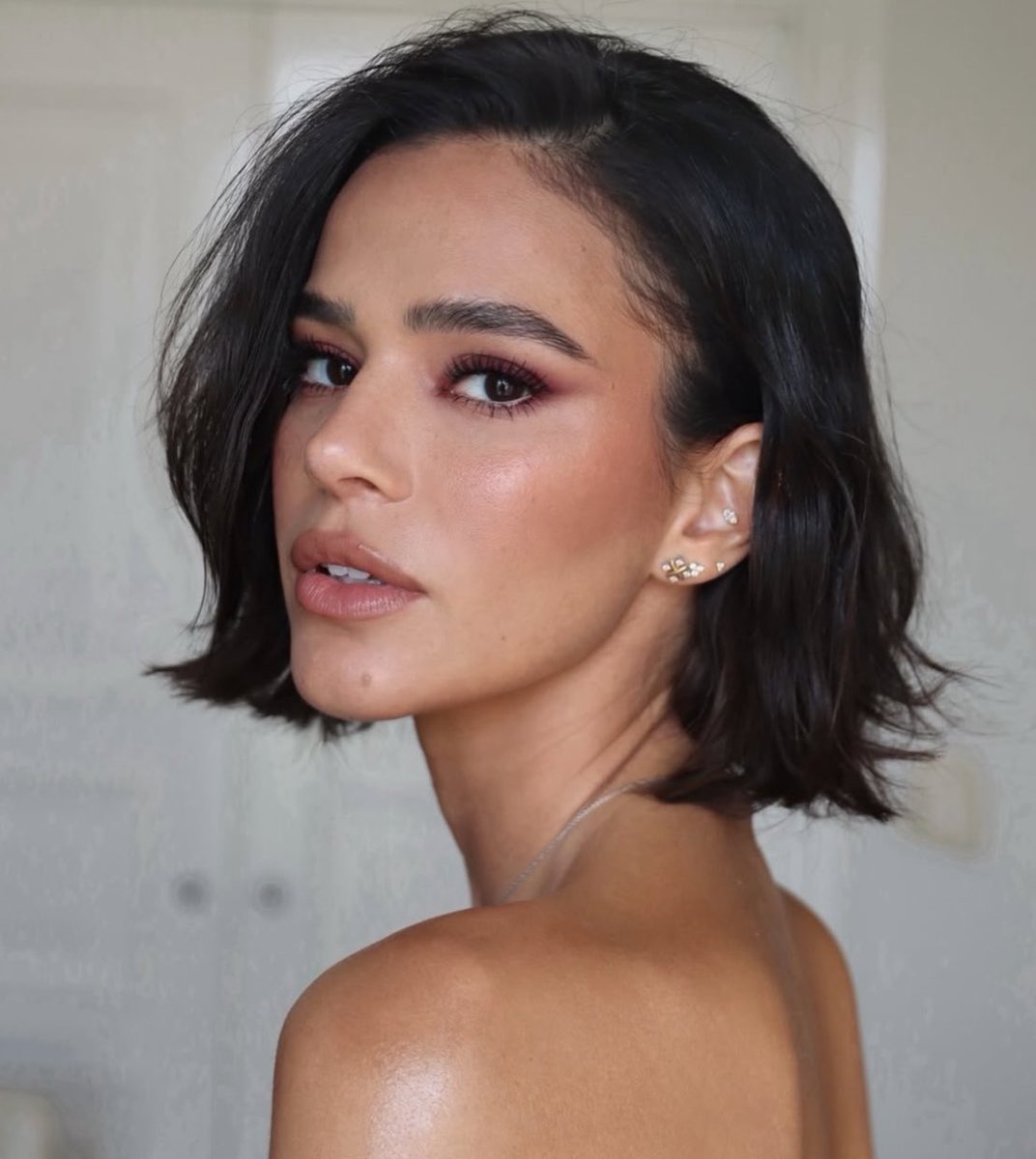 PortalBabados's tweet photo. 🚨Bruna Marquezine: “Quem estudou História sabe. Hitler foi preso por tentativa de golpe de estado. Depois, foi solto e seu partido elegeu uma grande bancada no congresso alemão. Assim mudaram a Constituição. Pois é, o resto da história alemã acho que todos lembram” https://t.co/AUsiEGzjqN