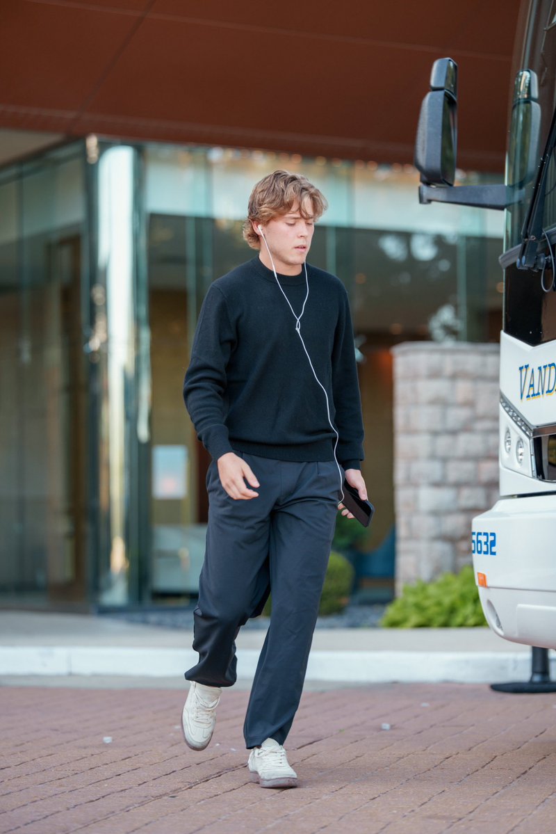 02wsh's tweet photo. his pants aren’t sticking to him so it’s going to be a good day https://t.co/VAcr71fVvg