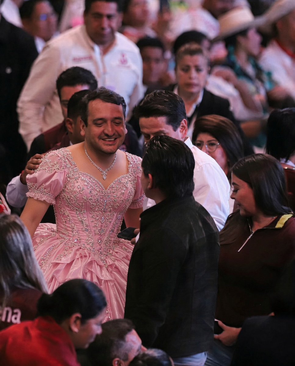 PFifiona's tweet photo. ¡Y llegó la quinceañera a la fiesta de XV años! 🥳 https://t.co/IYQJyGh3ec
