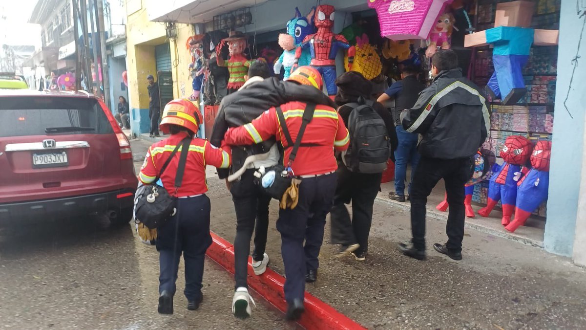 Pasajero de bus presenta problemas de salud. π 11 avenida y 10 calle, zona 1. π Se coordina su traslado a centro asistencial San juan de Dios.