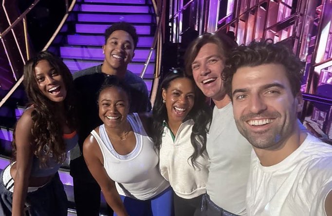 bleedinglxv's tweet photo. britt praising tatyana and jan’s jazz while gushing about her growth as a dancer, ciara saying how much she loves britt and how essential she was in her dwts journey, brandon not hesitating to say they are rooting for tatyana to get to the finale. when i say family i mean it https://t.co/mbSdLOGSm1