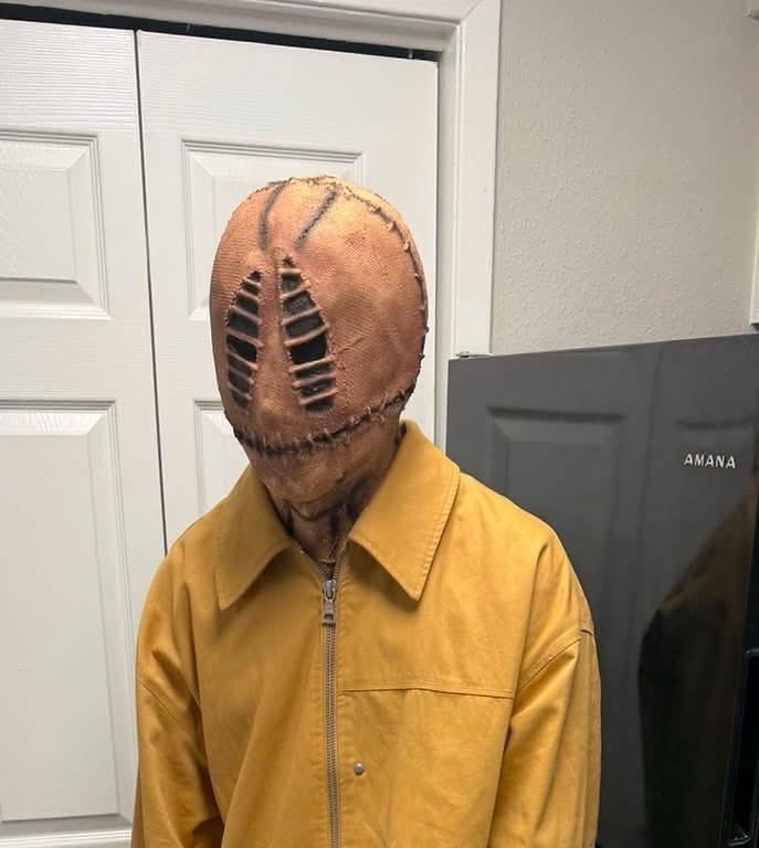 Sleez187's tweet photo. And for the niggas in da back tammat “oh that isnt his only mask”, send a pic of sim he tryna pass off as his and I bet u I’ll find the Amazon link for dat bih. https://t.co/9nrkTwEmZb