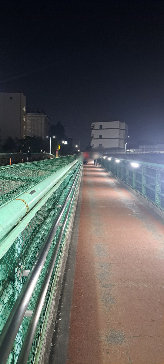 parisu1008's tweet photo. ライブで聴いた曲をスマホでイヤホンで聴きながら歩いて、帰りながら曲を聴くと沁みて、沁みながら歩いた帰り道 https://t.co/IdEQthvCFA