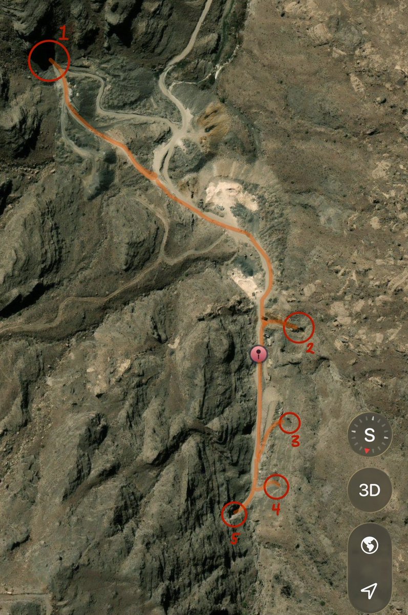 GrenFlcon's tweet photo. الموقع 7:

(1) 15.34463° N, 44.26463° E
(2) 15.34710° N, 44.26122° E
(3) 15.34811° N, 44.26114° E
(4) 15.34879° N, 44.26112° E
(5) 15.34918° N, 44.26158° E

يُظهر المقطع خمسة مداخل أنفاق في جبال نقم شرق العاصمة المحتلة صنعاء، مع أعمال تبدو مرتبطة بالحفر والتجهيز عند المدخلين المرقّمين 2 و3، ما قد يشير إلى أن العمل فيهما لم يكتمل بعد وقت صورة الاقمار الصناعية، والمتوقع انها بداية 2026.

بالغالب يتم استخدام هذه الانفاق من قبل الجماعة الارهابية الحوثية، لتخزين الصواريخ والاسلحة.

@CJFCSpox @MOI__911 @voovh @mum_258 @SMmiliitary @M8SVIP @MOISaudiArabia @modgovksa @security_gov