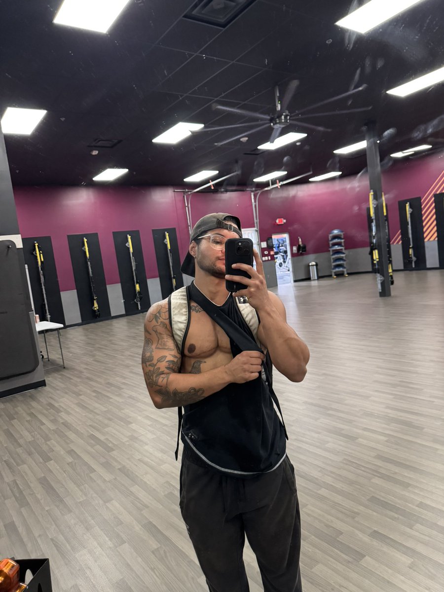 RainRansom's tweet photo. Upper Body Day 💪🏽🏳️‍⚧️

#ftm #trans #fitness https://t.co/aFIi3AbMDe