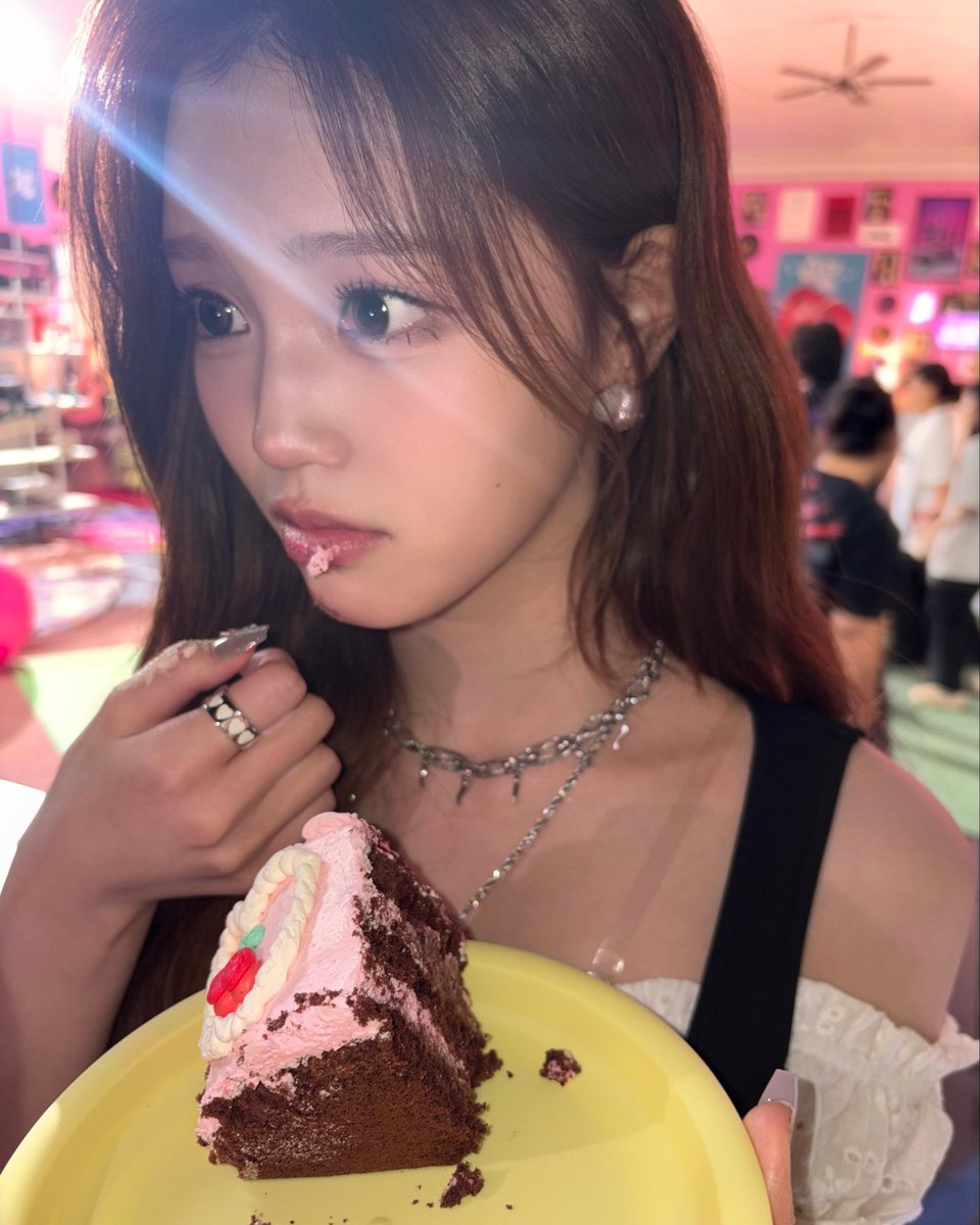 iwalysaebi's tweet photo. this pic is sooooo #?!7&amp;@ how are you looking like a literal princess and a tiny dumpling in the same exact second https://t.co/wBpPQy85kG
