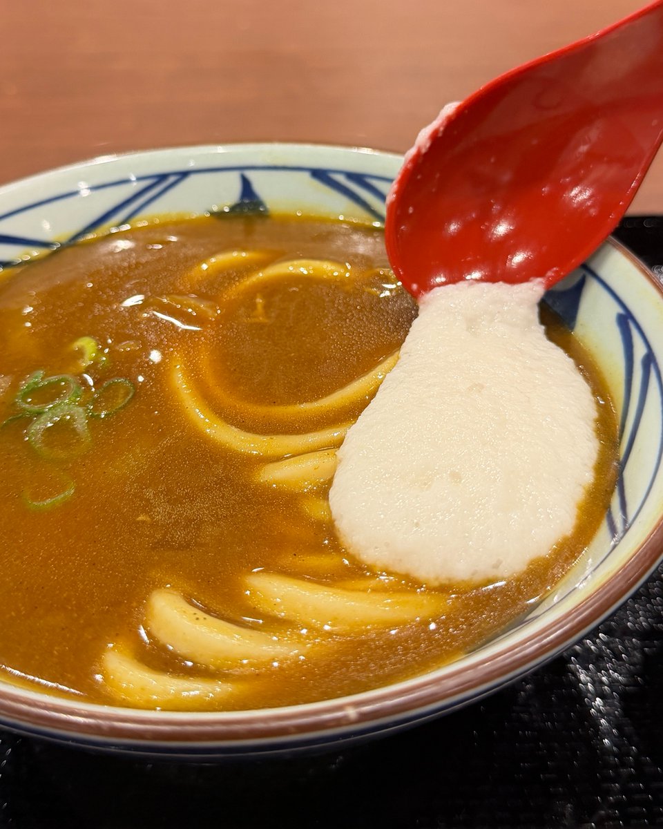 UdonMarugame's tweet photo. #カレーうどん の『ツウ』な食べ方🍛

1⃣まずはそのまま🥢
2⃣「とろろ」を入れて味変！
スパイスの効いたカレーだしが、まろやかな味わいに。
3⃣残ったカレーだしと「とろろ」を、「白ごはん」にかけて締めまで楽しむ！

この『ツウ』な食べ方、ぜひお試しください♪#丸亀製麺 https://t.co/BlTY0KeRDM