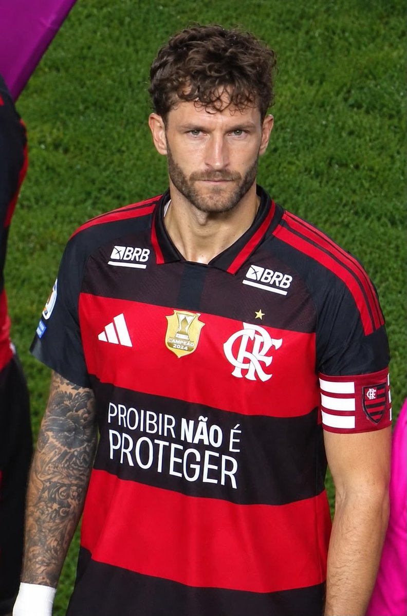 PapaRubroNegro's tweet photo. PROIBIR NÃO É PROTEGER!

Flamengo está jogando com a camisa protestando contra a MP que proíbe as bets no Brasil. 

📸 IA https://t.co/hJhMrjUAoo