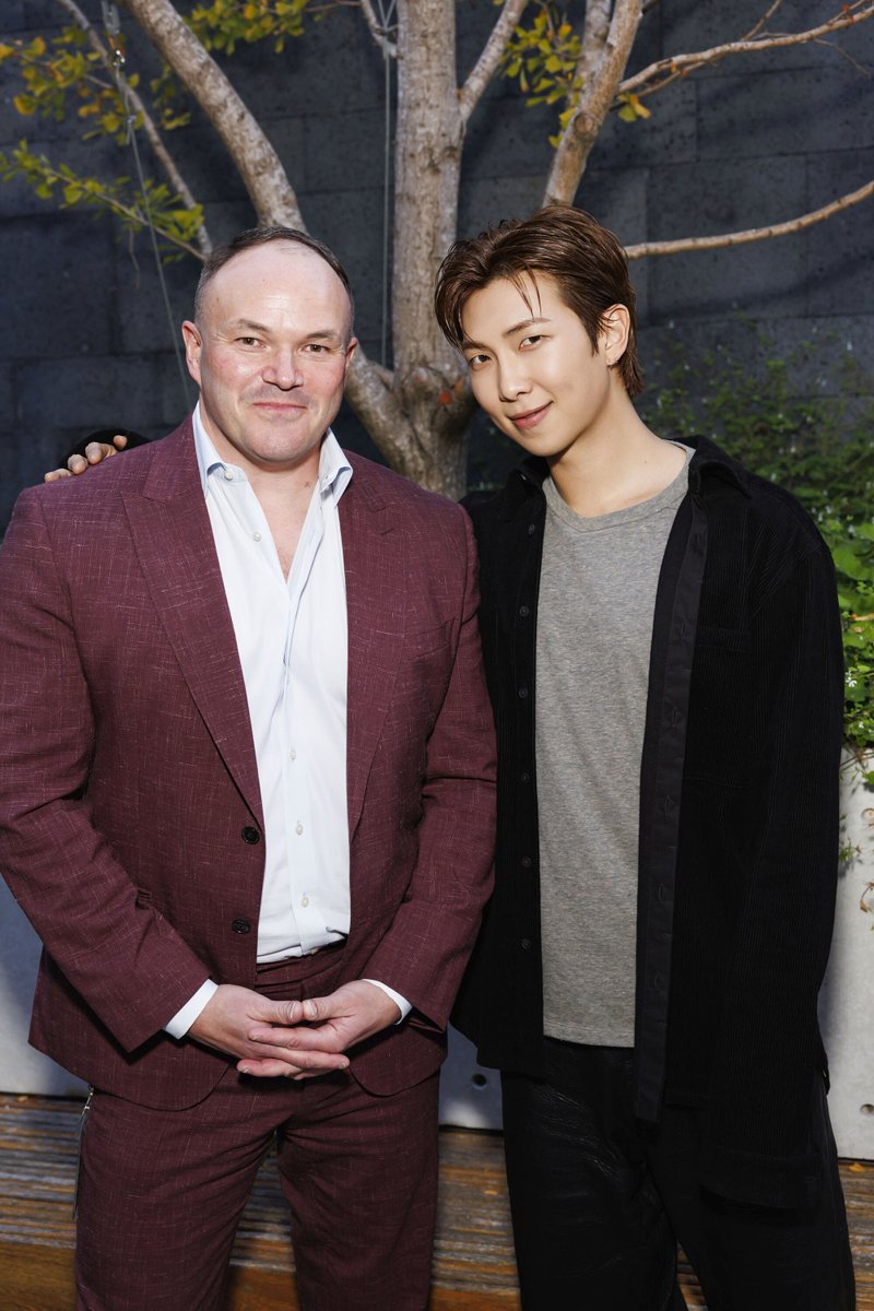 ellejapan's tweet photo. BTSのRMとアメリカのサンフランシスコ近代美術館（SFMOMA）がタッグを組んだ特別展「RM x SFMOMA: Between You and Me」がついに開幕！　開幕に先駆けて行われたメディアプレビューにはRM本人も登壇。スピーチの内容とともに、展覧会の様子を現地レポート🐨
#RMxSFMOMA

🔗：https://t.co/j3a4rOPM0a https://t.co/7ozi6vhNQY