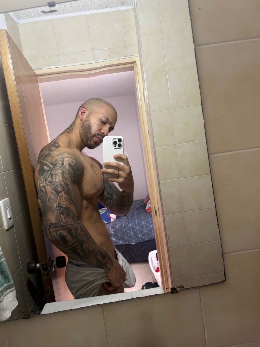 MrBigLogan's tweet photo. Your alpha bulge 🫵🏻 https://t.co/GDuiqkrpux