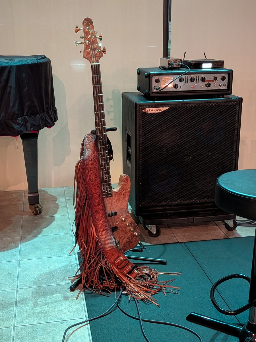 konomiofficial's tweet photo. 昨夜は徳ちゃんの8弦ベース弾き語り。アットホームな雰囲気の中BASSと歌声に包まれて楽しい時間でした。手を伸ばせば徳ちゃんを掴める距離で弾いてくれたり友達とお茶するより近い距離で歌ってくれてとってもいい香りがしました(変態🤣)こんなLIVE良いなぁ✨8弦ベース最高!!
#徳永暁人 #clap https://t.co/pjhSOd5dw5
