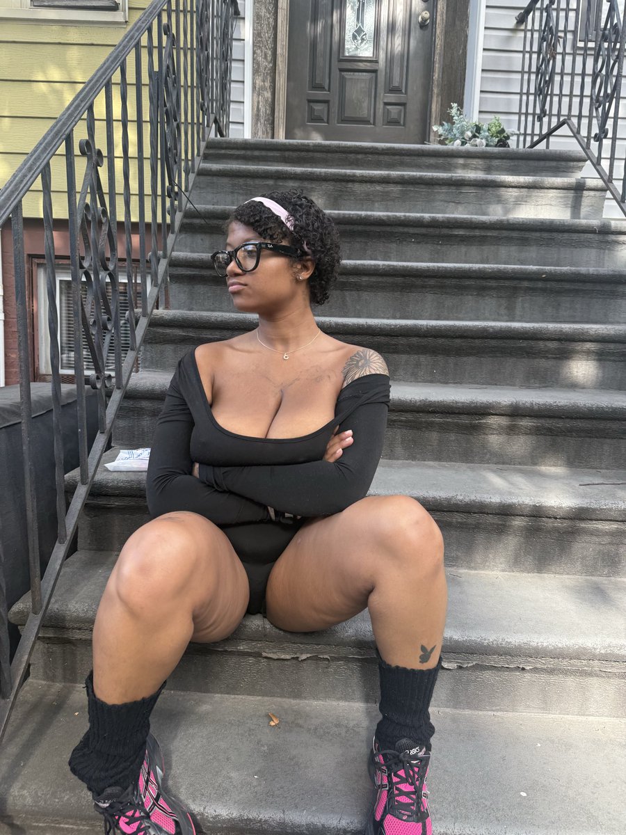 sacred_mainpage's tweet photo. Would you slide for me dada https://t.co/kvTZlQat2T