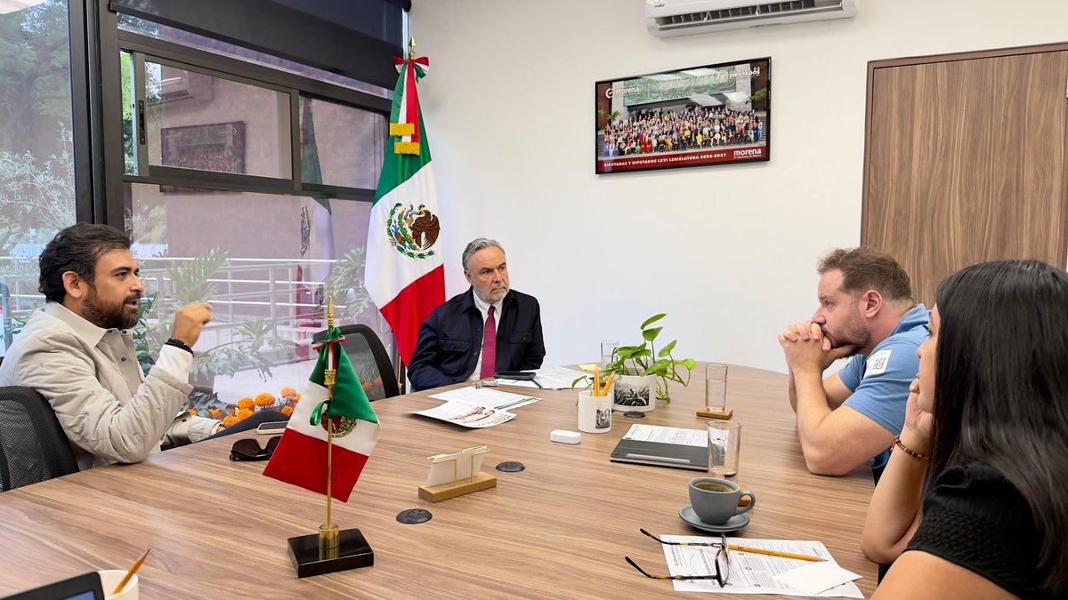 aramirezcuellar's tweet photo. Nos reunimos con @DiegoRuzzarin para dialogar sobre las estrategias de defensa de nuestra soberanía nacional. 
La independencia de México se fortalece con unidad, justicia social y un proyecto de nación que ponga al pueblo en el centro. https://t.co/Iu9fQnNWpu