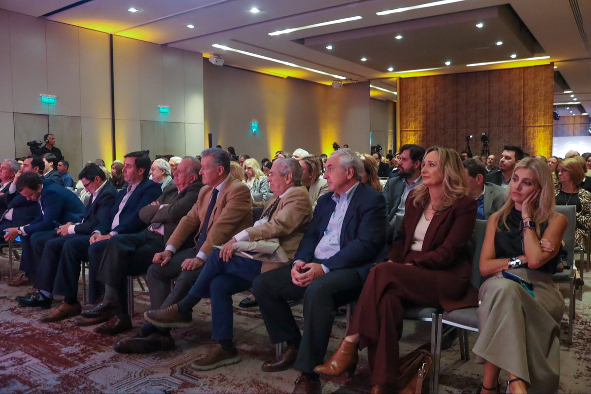 lauraraffo's tweet photo. ¡Felicitaciones al @ced_uy por sus 10 años de trabajo y aporte al debate público en nuestro país!
Gran reconocimiento a @Hernan_Bonilla y a @Itu_Agustin por el compromiso con la generación de propuestas e ideas para un Uruguay más libre. https://t.co/alGFOpslVM