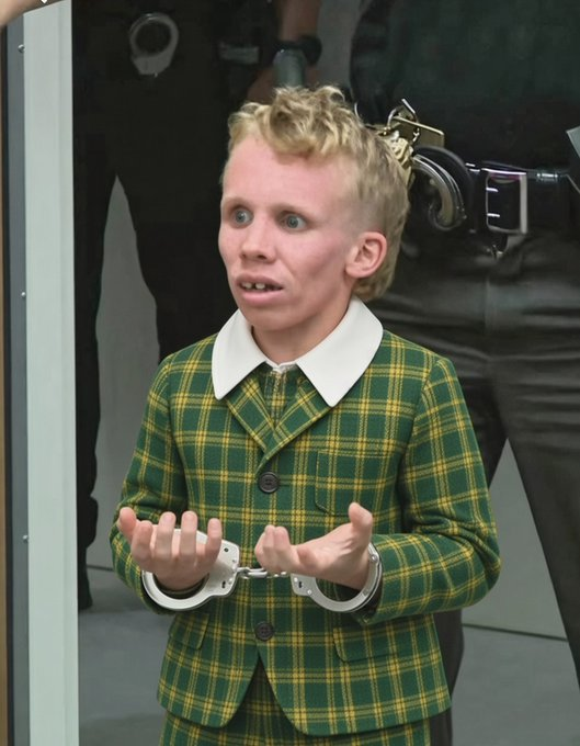 THECracker6891's tweet photo. @SantaDecides Or put them in charge of lollipops in the land of OZ... https://t.co/rfgxPjKdtX