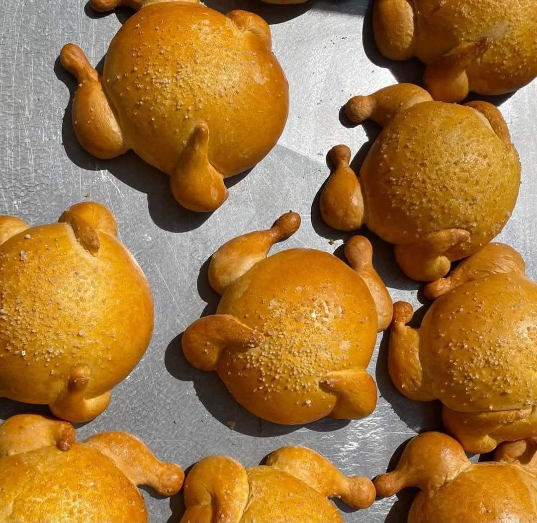 En_jupiter_'s tweet photo. Quise hacer Pan de muerto, pero me salieron unos pollos rostizados. https://t.co/Zi4ExnVbl8