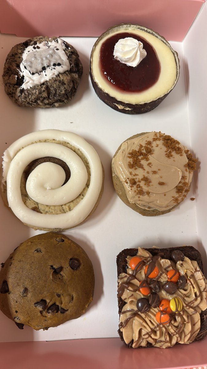 madinitnasr's tweet photo. @crumbl Crumbl is it me or are some of your cookies.. half the size? Do some of these cookies look like they are worth five dollars? Why am I paying $30 for the six cookies? Never again! https://t.co/yWEEyUmXVS