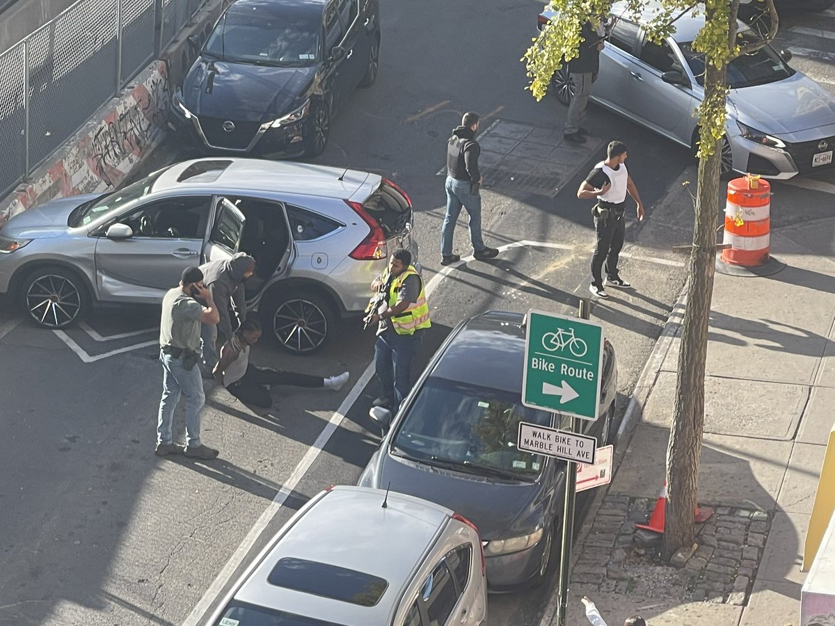 NoahHurowitz's tweet photo. Photos of the aftermath of the shooting, provided to me by a neighbor https://t.co/hFLwE2dgkz
