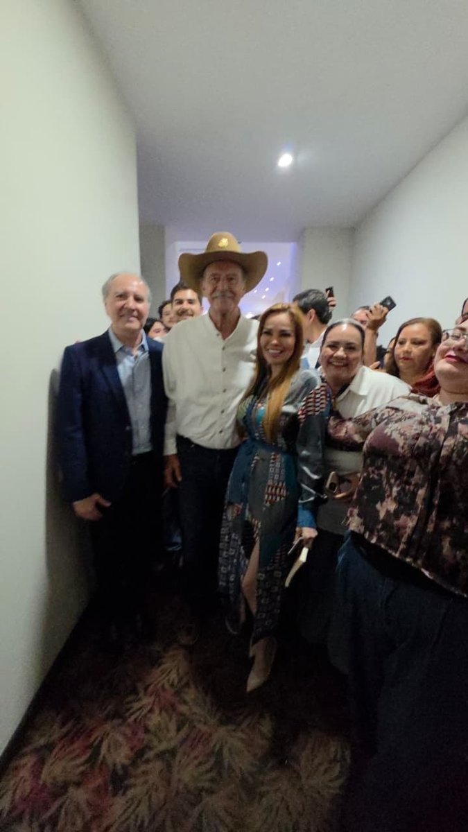 PaolaGarateV's tweet photo. Creer en un Sinaloa en paz también es defender la democracia. 💙

Hoy en Culiacán, en la presentación de “Los locos de la Democracia”, de @EduardoOrtizH , con el expresidente @VicenteFoxQue , reafirmo mi convicción: escuchar a la gente y dar la cara es nuestra responsabilidad. https://t.co/NstPHpqOlp