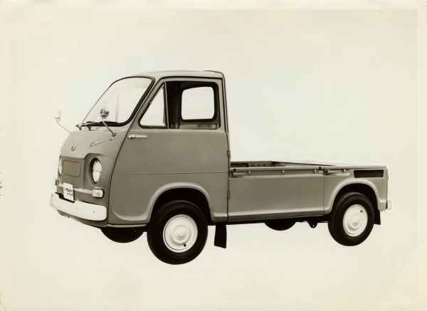 SUBARU_CORP's tweet photo. 今日は #トラックの日 🚚
SUBARUの“働くクルマ”といえば、サンバー。

農業に、配送に、日々の暮らしに。
時代を超えて、さまざまな場所で活躍してきました。

ここで皆さんに質問です。サンバーとの思い出、ありますか？
「昔、家にあった」
「仕事で乗っていた」
「今も現役です！」

皆さんのサンバーエピソード、ぜひ聞かせてください。