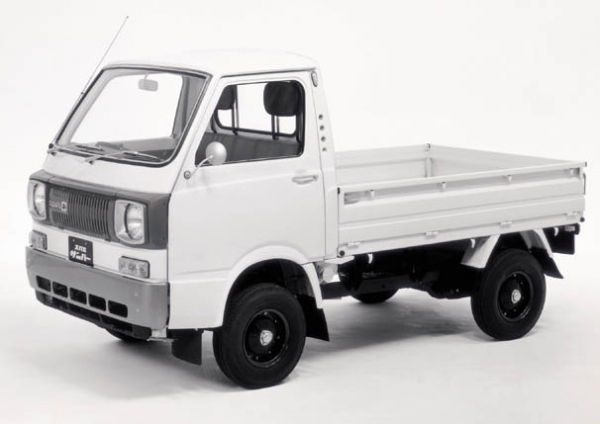 SUBARU_CORP's tweet photo. 今日は #トラックの日 🚚
SUBARUの“働くクルマ”といえば、サンバー。

農業に、配送に、日々の暮らしに。
時代を超えて、さまざまな場所で活躍してきました。

ここで皆さんに質問です。サンバーとの思い出、ありますか？
「昔、家にあった」
「仕事で乗っていた」
「今も現役です！」

皆さんのサンバーエピソード、ぜひ聞かせてください。