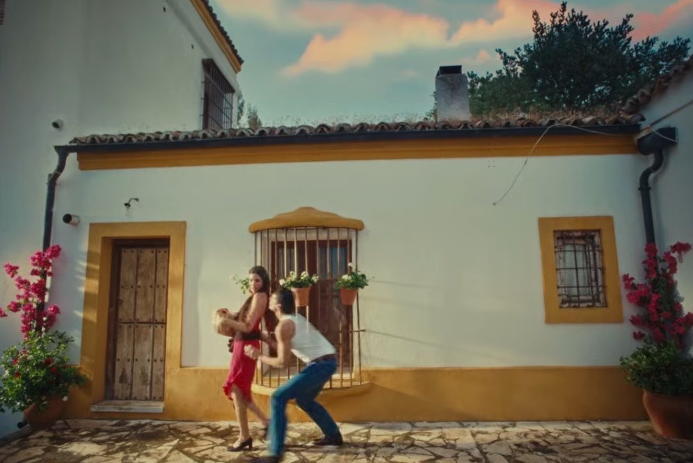 porcel444in's tweet photo. jamón jamón (1992) dir. bigas luna / “la falda” mv by judeline, dir. jacob parra mena https://t.co/c46MCqS2lG