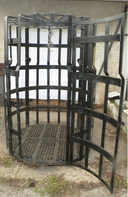 chatfs's tweet photo. @LeGlaive Trop cher. Moi Président. 100 cages à sorcière dans une base militaire. Pas d'eau, pas d'électricité, pas de repas. Espérance de vie : max 10 jours. Délit : 10h d'entretien du site. Récidive ou crime : une place. Ça va vite les calmer. #CaSuffit @CaSuffit2027 #2027SansEux https://t.co/2toQ4awHQg