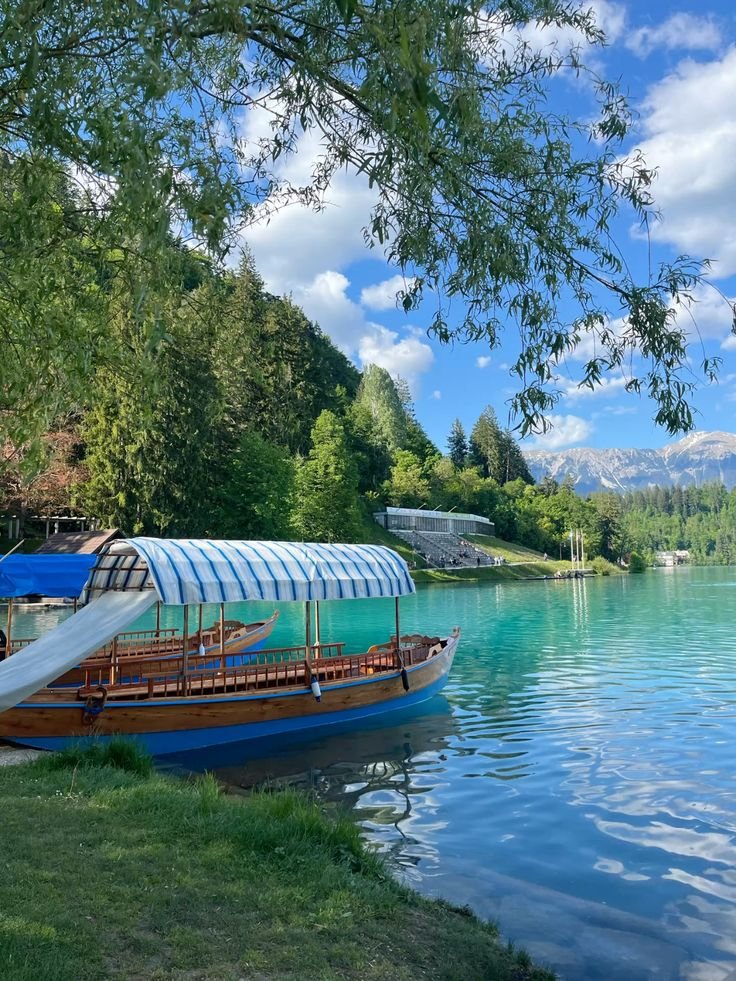echoesofworld's tweet photo. Lake Bled, Slovenia https://t.co/i13uN8w1MB