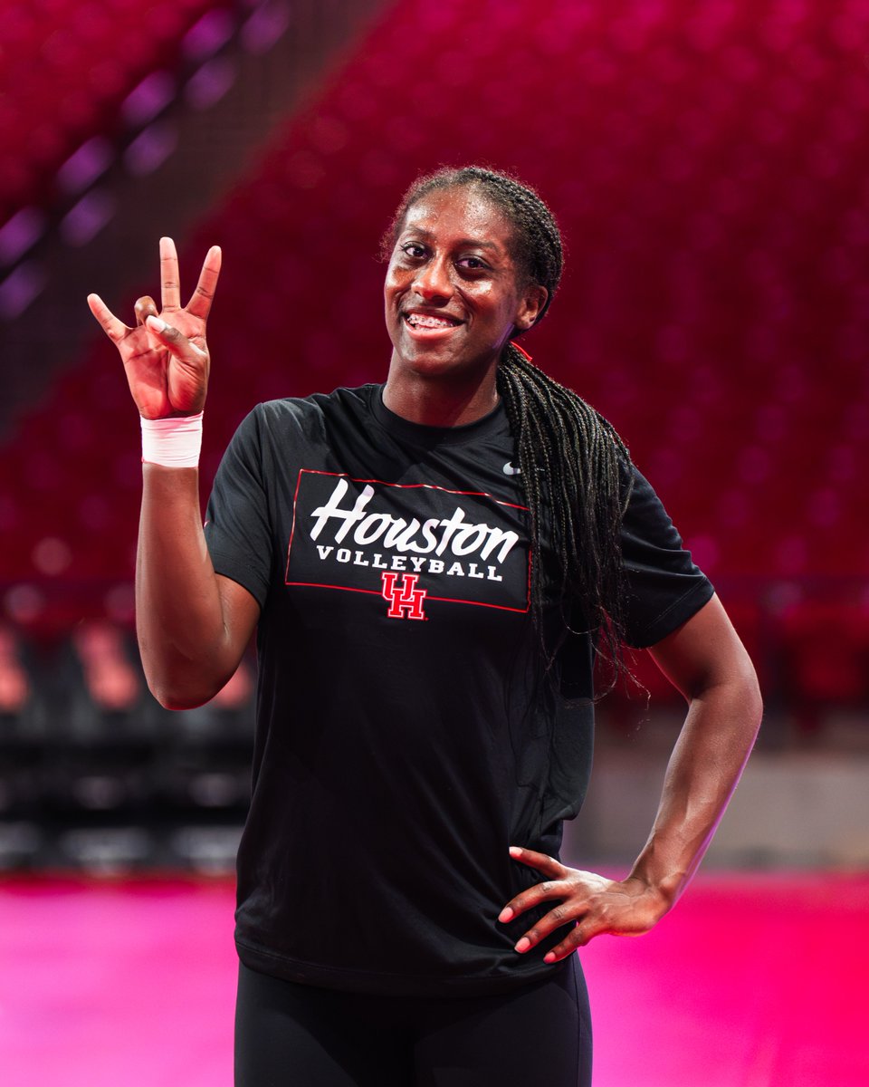 UHCougarVB's tweet photo. Warming up for clash of the cougars ⚔️ https://t.co/whZMz5q4vO