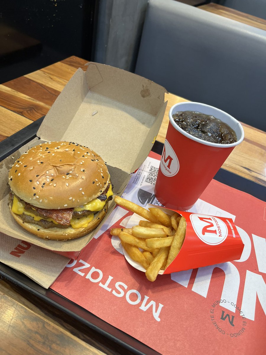 aswrmin's tweet photo. al final me presenté al parcial y me fue mal entonces para frenar la depresión me vine a comer una hamburguesa 🫶🏻🥰 https://t.co/AhpzZBmXi9