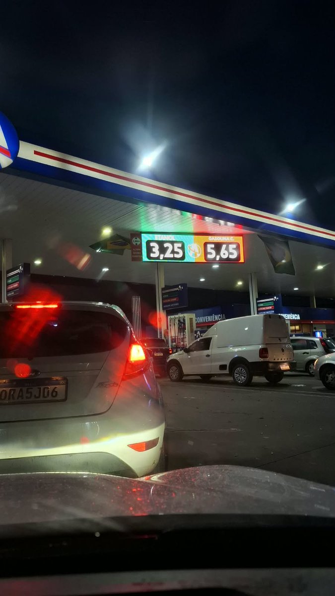 sidpedroso's tweet photo. Deixando salvo aqui o preço do combustível pra deixar registrado como estamos entregando o país a família Bolsonaro. https://t.co/uzPQ07htmc