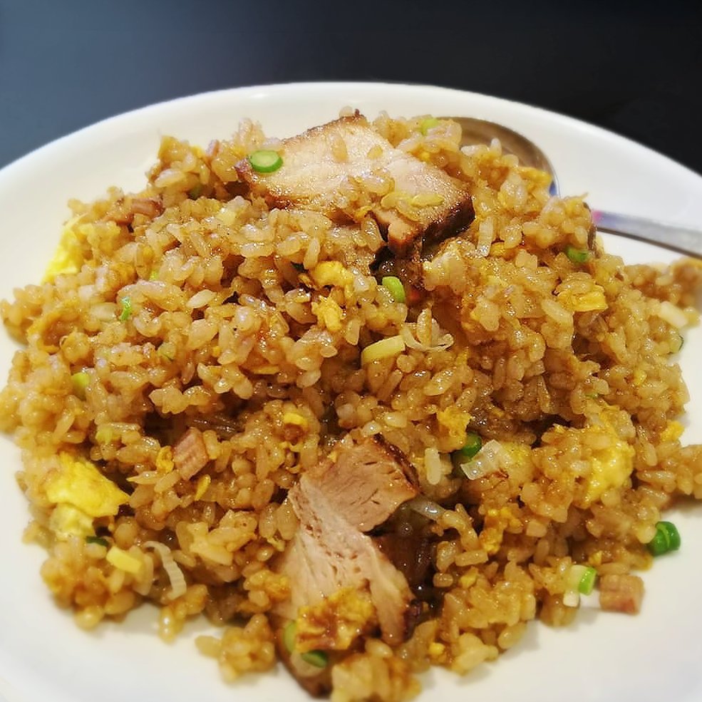 ChinaMinatoan's tweet photo. ＼金曜日のおすすめはこちら💁‍♀️／

『豚の角煮炒飯』

ゴロッと入った豚の角煮と、
香ばしいチャーハンの組み合わせ🤤✨

ぜひ、お腹を空かせてご来店ください💭

#中国食堂 #中華 #定食 #山下町 #チャーハン https://t.co/yNQ3efYgpm