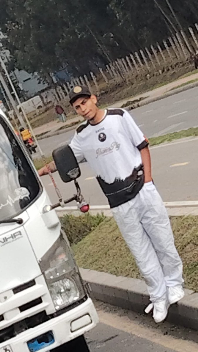 bosa_b7's tweet photo. Sujetos en dos furgones interceptaron a un bus del sitp y en un caso de intolerancia le rompieron los vidrios.
Su actuar quedó registrado en videos.
Placas SFV742 &amp;  LUM560 que por no darles el paso empiezan a cerrarme y frenar https://t.co/TEpWzsnfLP